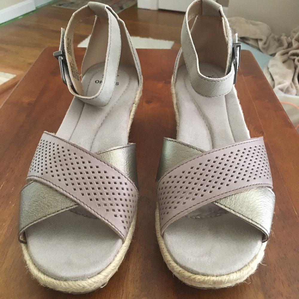 Earth Origins Naples Natasha leather perforated wedges.